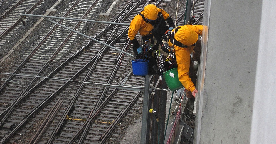 Vertic_Fassadenreinigung_Fassade_Reinigung_Glas_Schraegverglasung_Amag_Kreuzstrasse10_Saure_Lauge_ablaugen_Industrieklettern_Sichtbeton_Gerbsäure_Graffitischutz_Graffitientferner