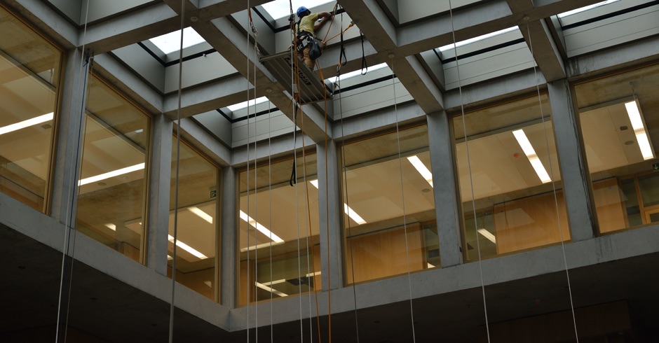 Vertic_Hoehenarbeiten_Montagen_Reperaturen_Brandschutz_Brandmelder_Feuermelder_Sprinkler_Sprinkleranlage_Sicherheit_Gebaeudetechnik_FacilityService_Abwart_Unterhalt_FliegenderTeppich_Haustechnik_ABS_Lock_Subunternehmer_Arbeitssicherheit_PSAGA-Kurse