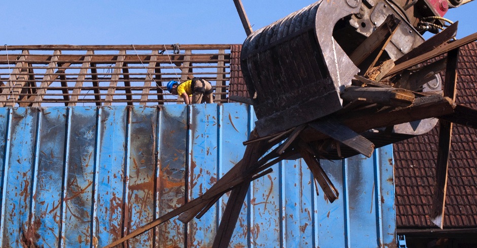 Dachkonstruktionen_Vertic_Rueckbau_Hoehenarbeiten_Psaga_Seilarbeit_Abbruch_Holzkonstruktion_Partner_Ziegel_Eindeckung_Abriss_Imhof_Abbruch_Dach