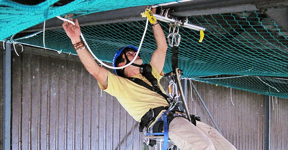 Vertic_Webshop_DBISala_Glyder_Traegerklammer_EN795AB_Traverse_horizontal_traversieren_Traegergleiter_mobilerAnschlagpunkt_Anschlagmittel_Hoehenarbeiten_I_T_H-Traeger_Dachkonstruktion_abnetzen_Personenauffangnetze_CapitalSafety